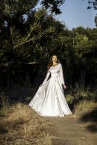 Шикарна біла атласна весільна сукня. Нова.