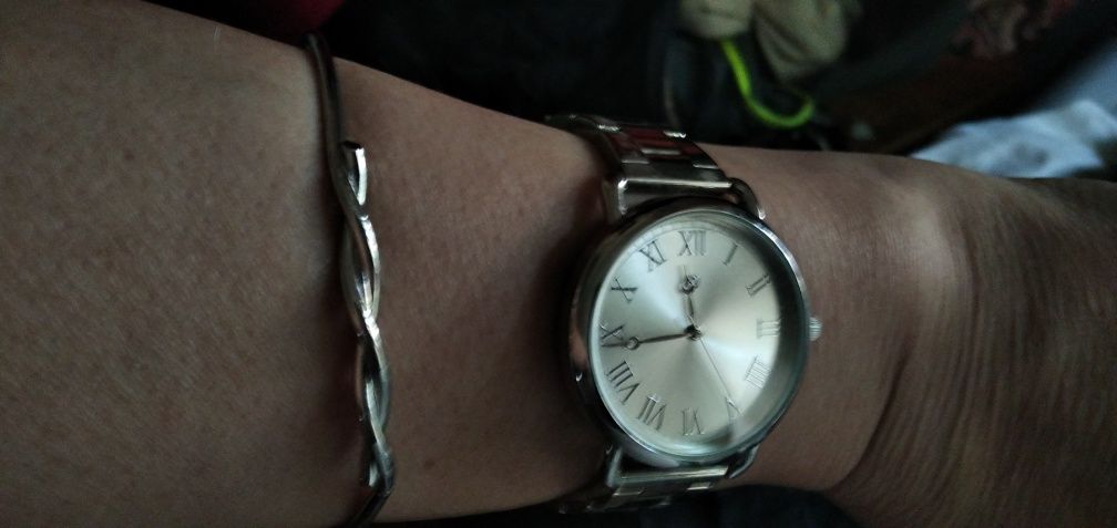Продам наручные часы с браслетом в упаковке