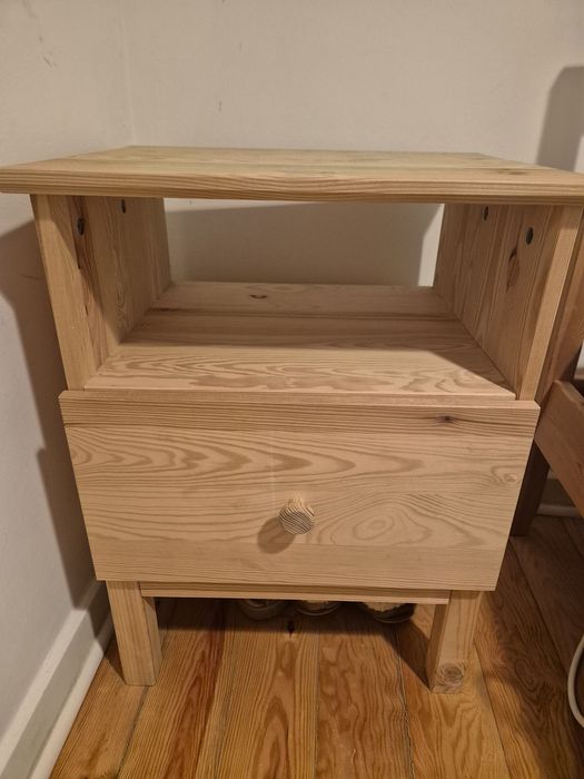 Mesa de cabeçeira Ikea em madeira
