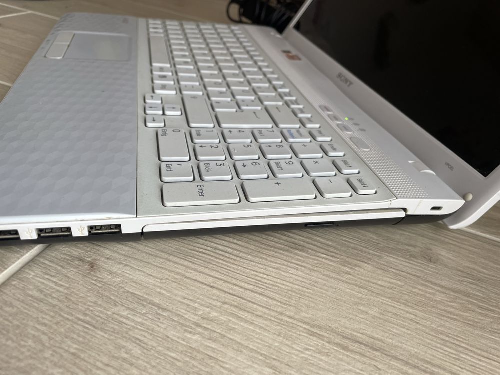 Sony Vaio PCG-71C11M/AMD E-450 під відновлення або з/ч Radeon 6320