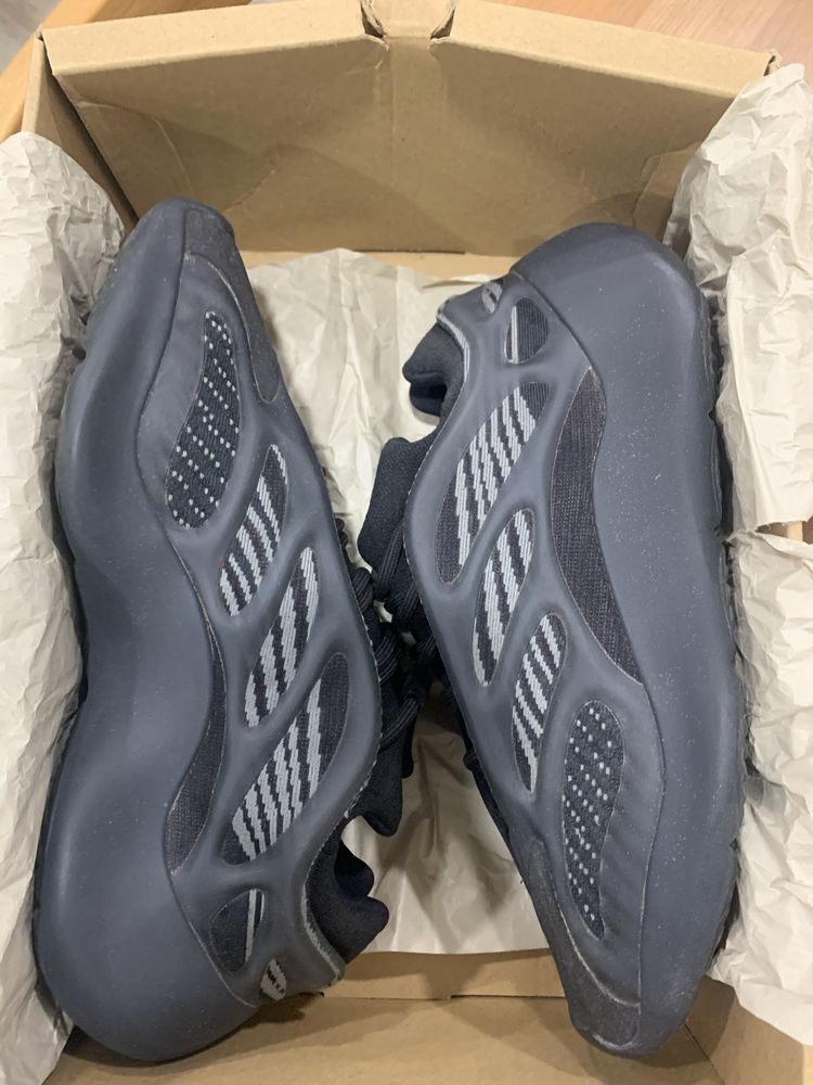 Yeezy adidas 700 v3