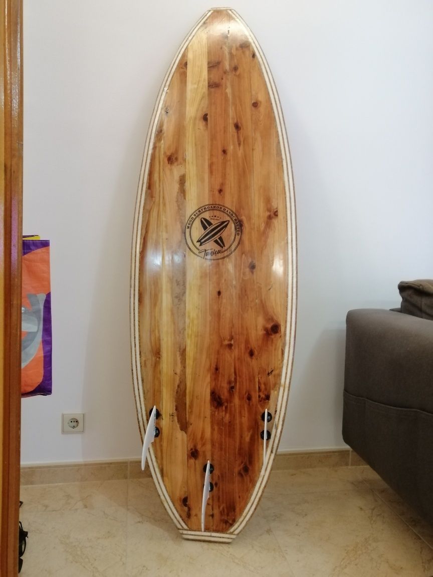 Pranchas surf  feitas artesanalmente em madeira oca