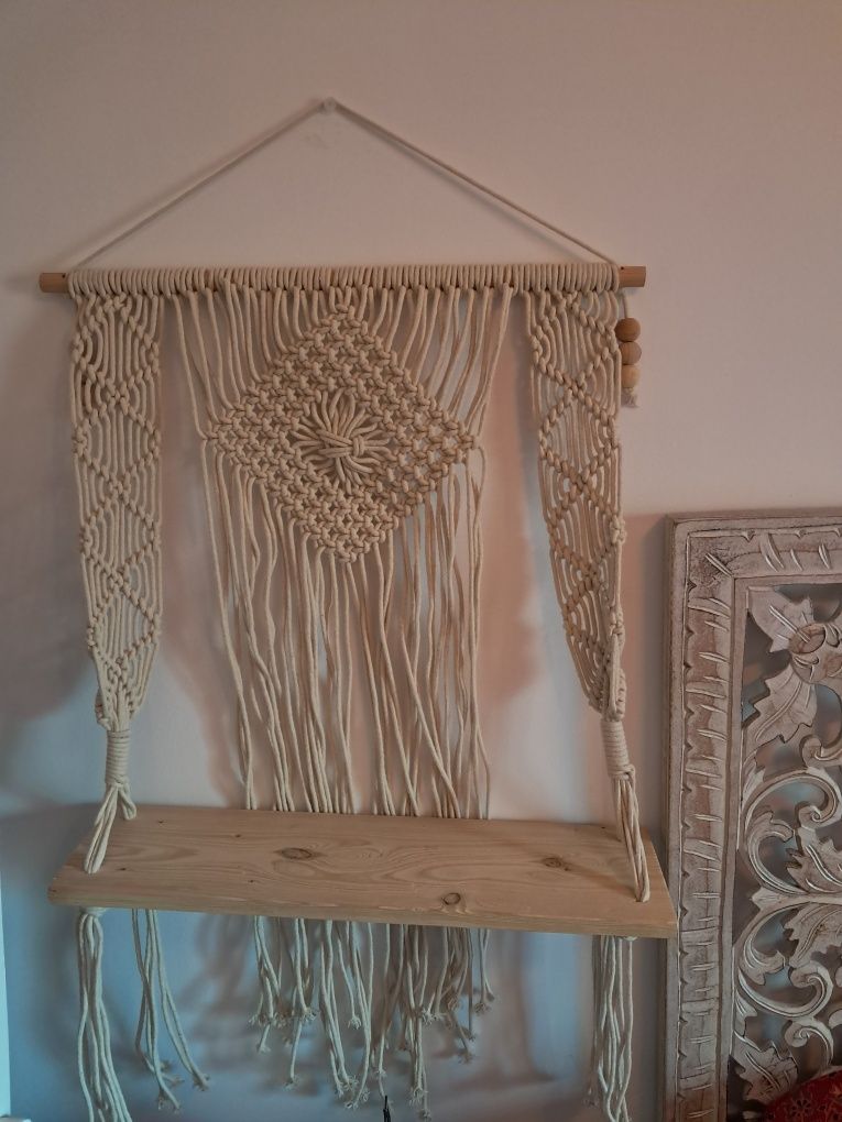 Prateleira com macramé marca SKLUM