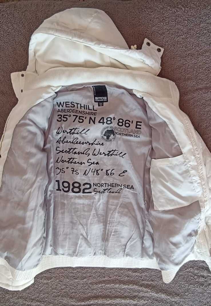 Casaco acolchoado branco com capuz destacável