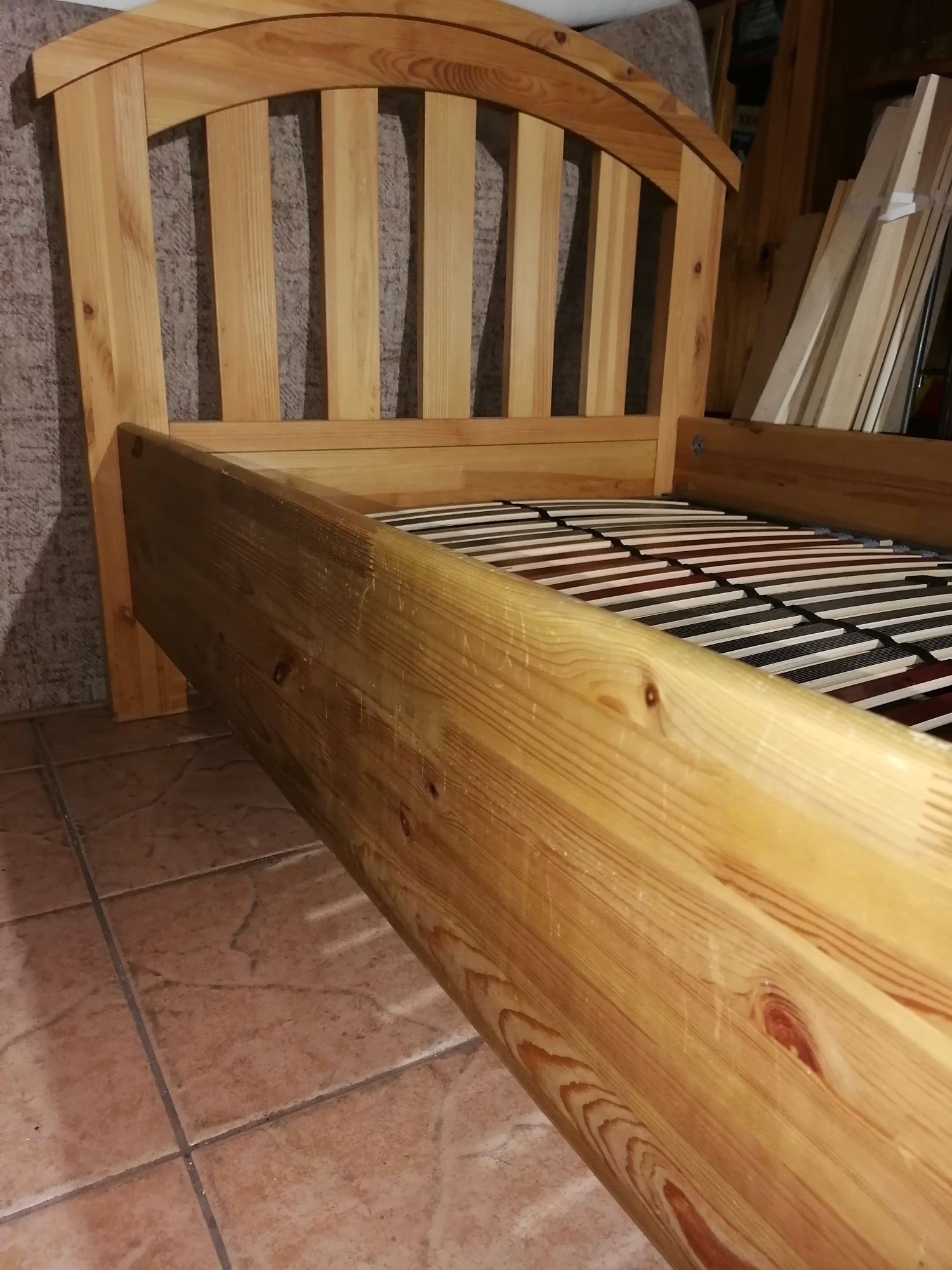 Łóżko   drewniane