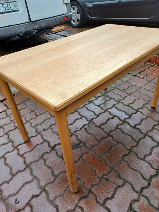 Jasny drewniany stół.
