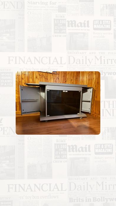 Movél cinzento de televisão com arrumação