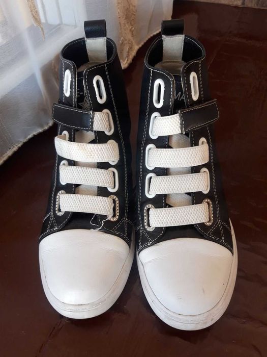 Продам шкіряні жіночі снікерси