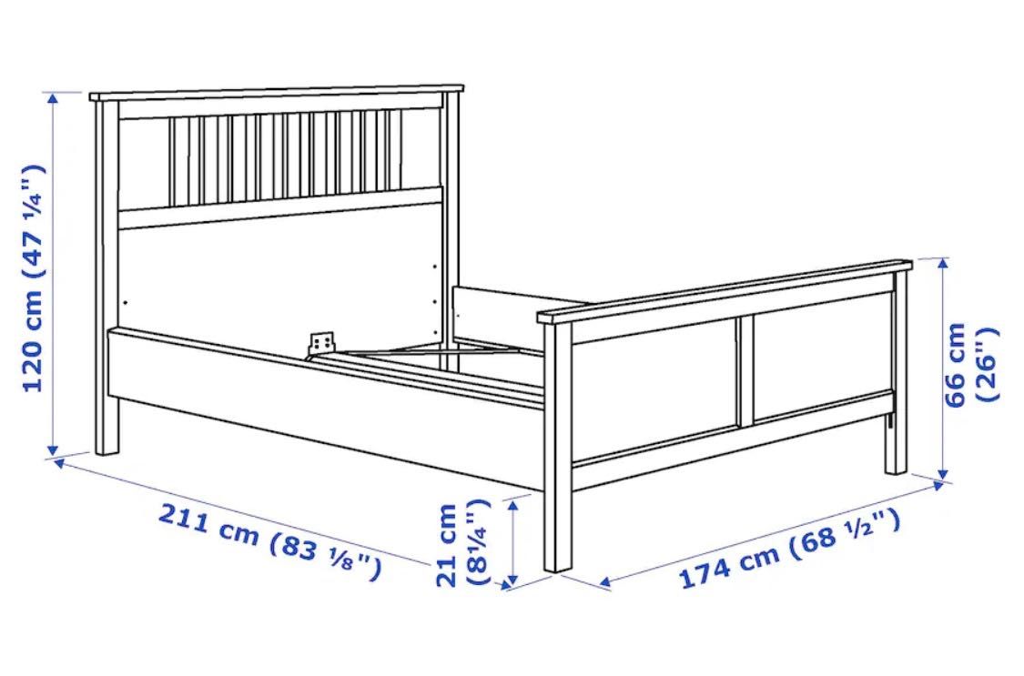 Białe ładne łóżko Ikea