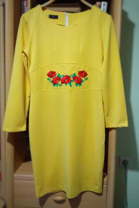 Платье трикотажное с вышивкой