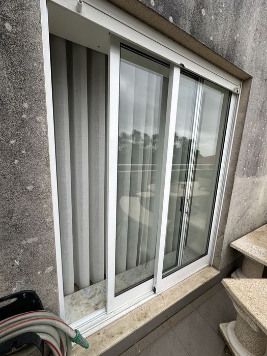 2 Janelas e Caixilharia 150 x 185 cm