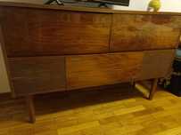 Móvel vintage com gira-discos e rádio