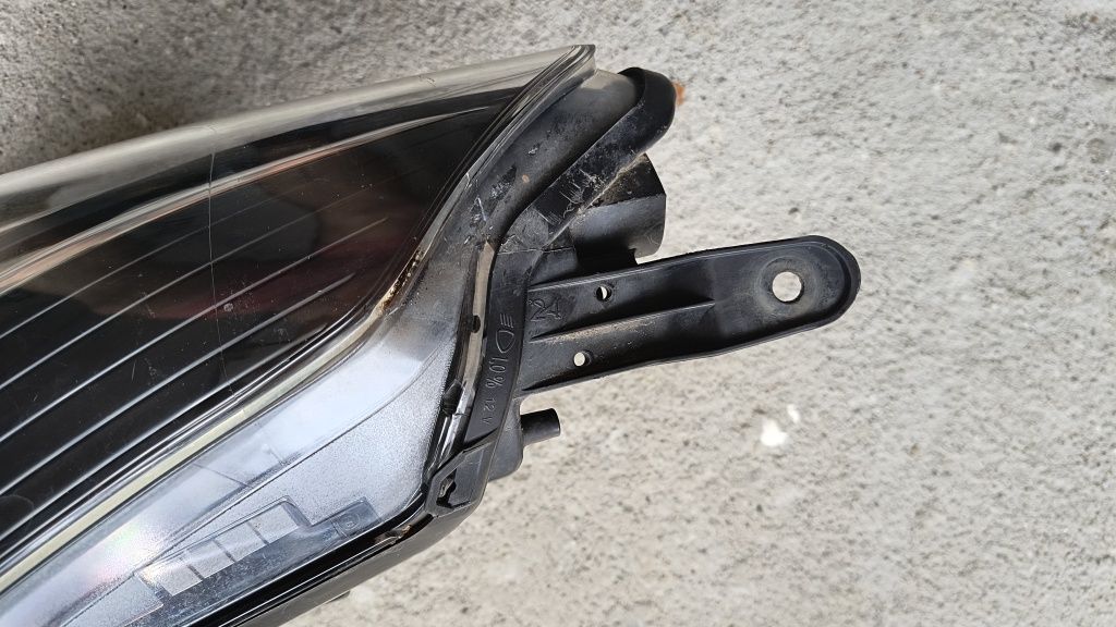 Lampa prawa przód toyota Yaris 2017 r.