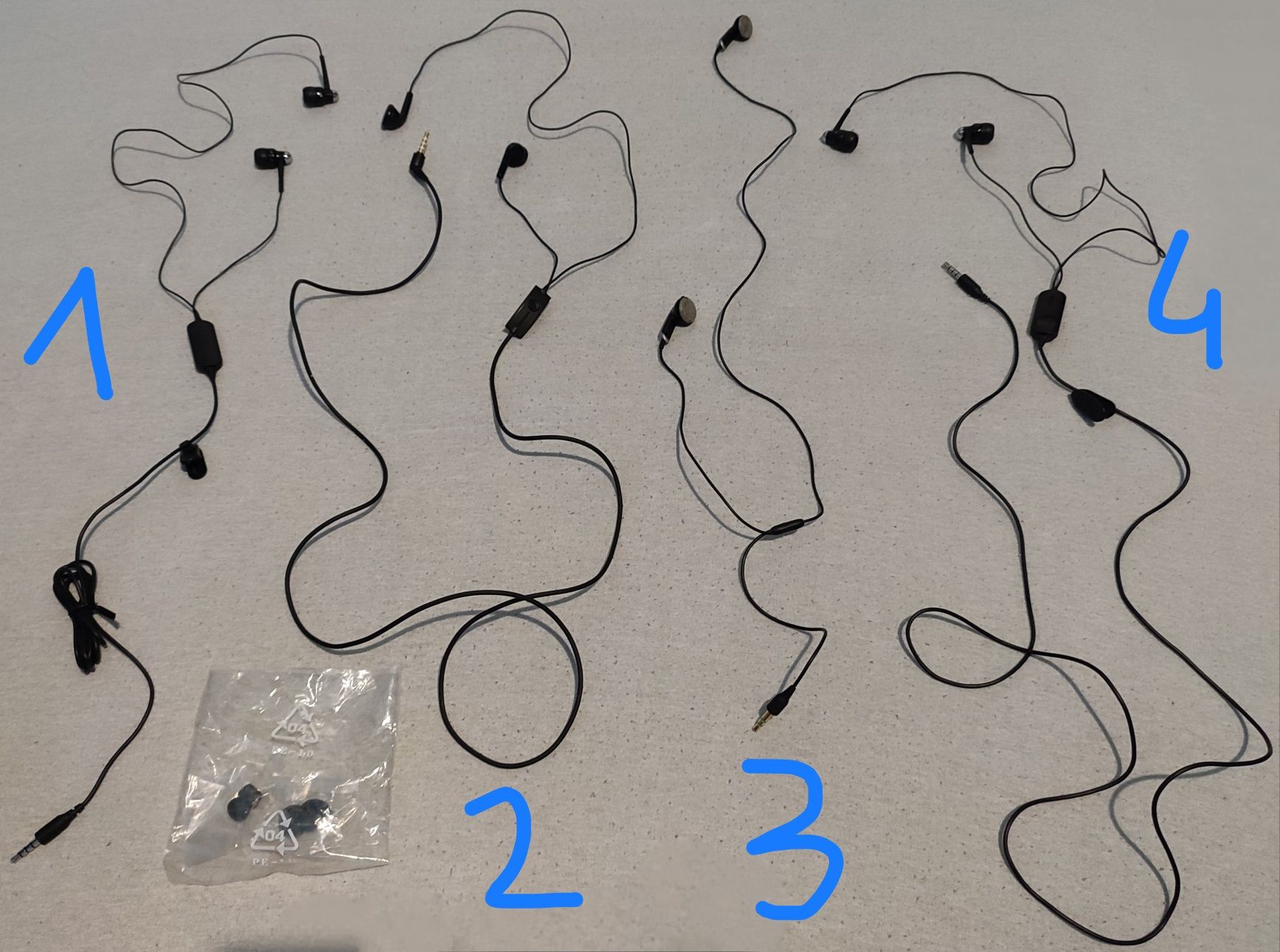 4x SŁUCHAWKI DOuszne (+ 4x gumki słuchawkowe)