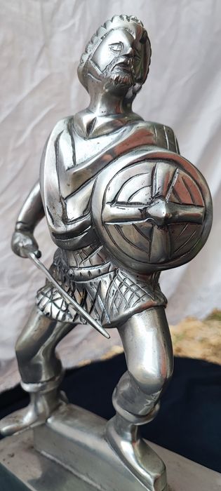 Viriato em estanho maciço