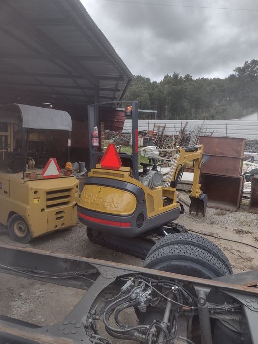 Mini giratoria neuson 1500 kilos,ano 2000