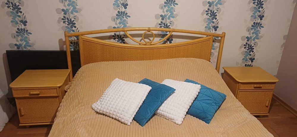 Łóżko sypialniane 160x200 cm rattanowe z 2 stolikami nocnymi.