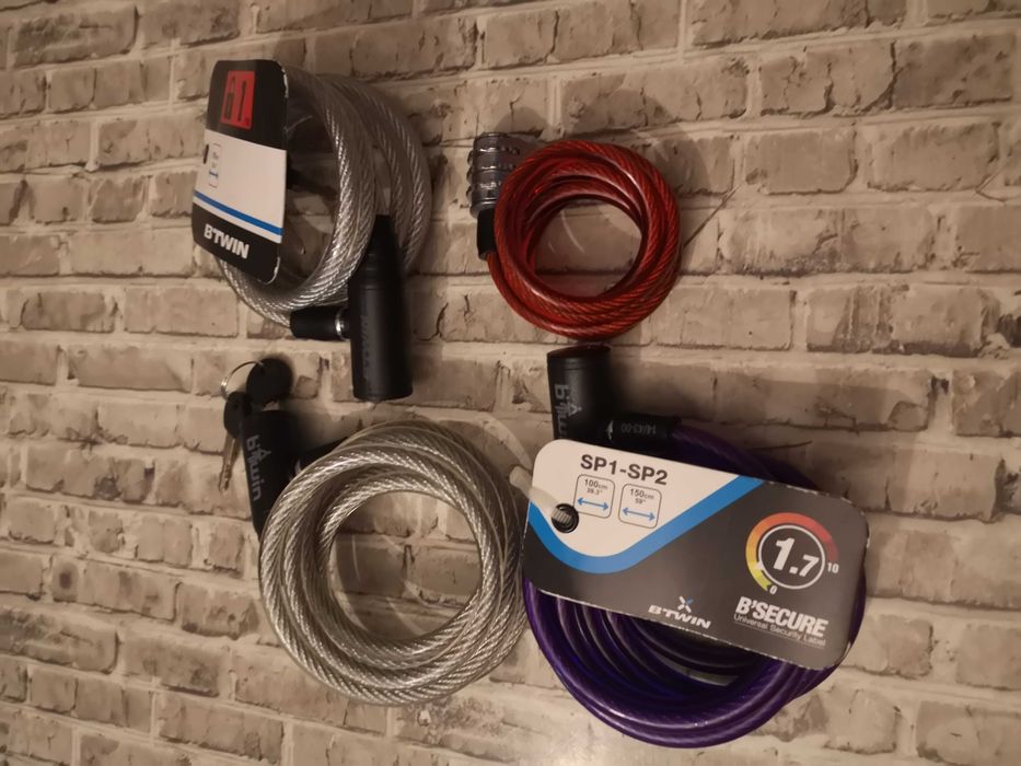 2 cadeados (um de chave e um de código)