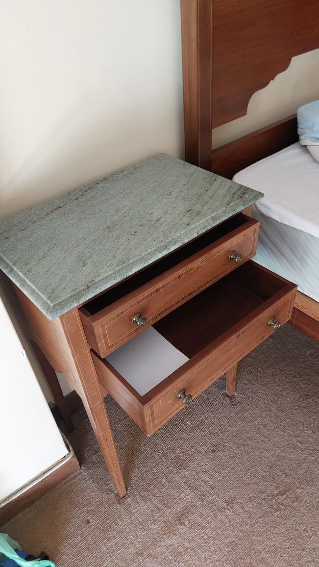 Cama e 2 mesas de cabeceira com pedra mármore e embutidos. E colchão.