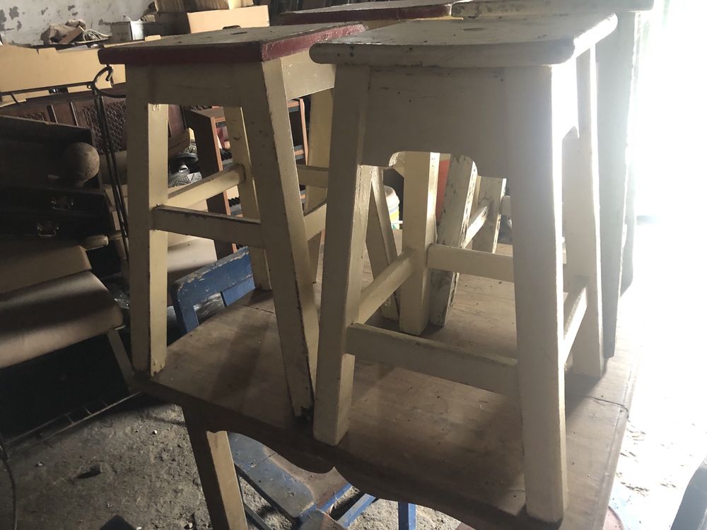 Conjunto mesa cadeira e bancos de taberna
