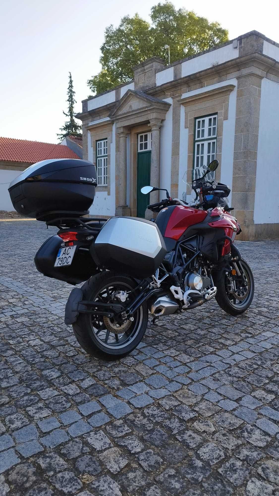 Benelli TRK 502 vermelha