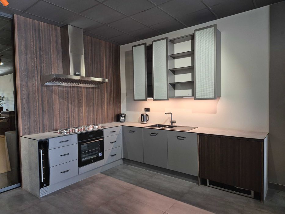 Wyprzedaż ekspozycji: zestaw mebli kuchennych. Kształt "L", 245x337 cm