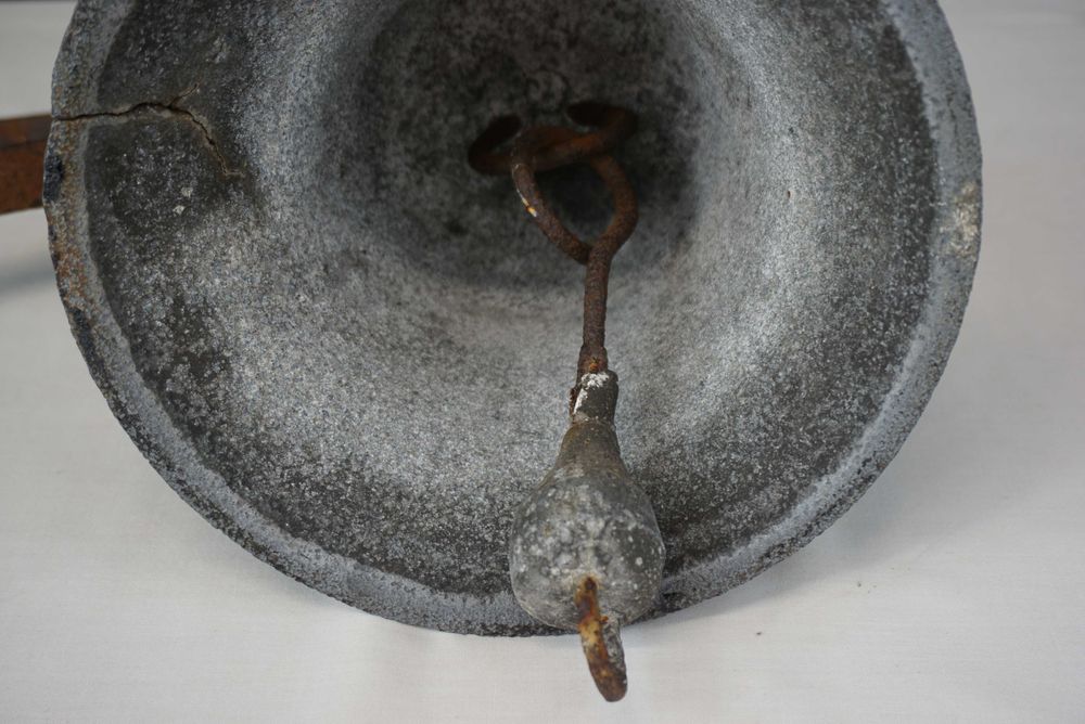 Zabytkowy żeliwny dzwon dzwonek ścienny klasztor szkoła