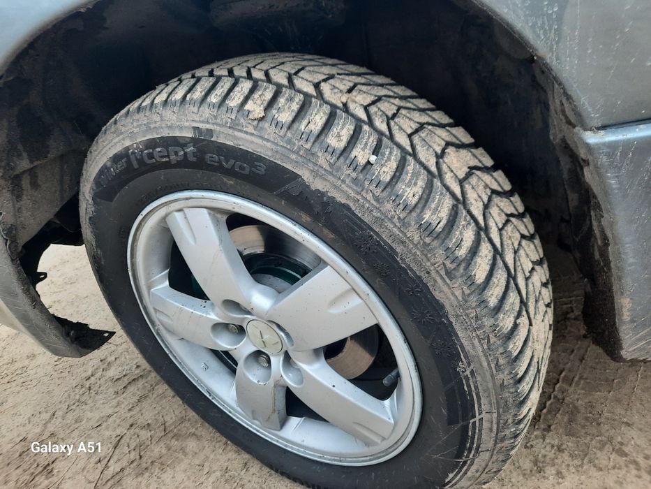 В продаже Mitsubishi autlender 2003 года.  На 4 газу .На полнейшем ход