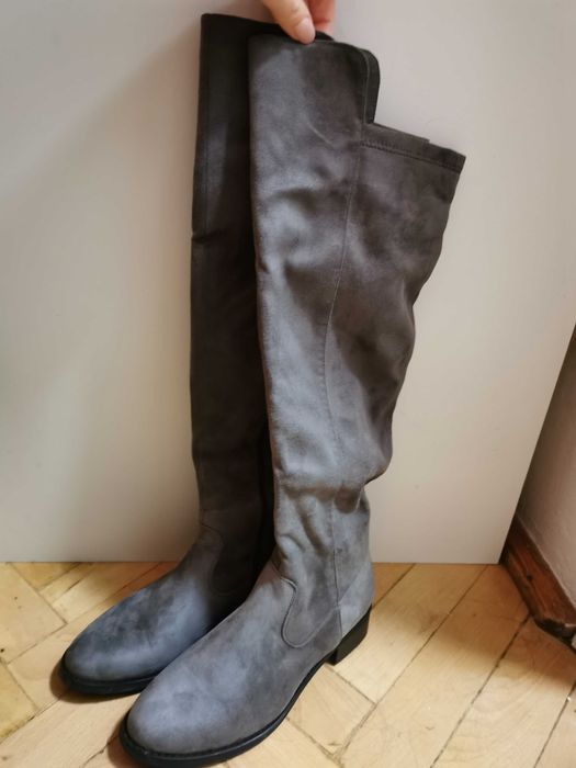 Szare wysokie kozaki