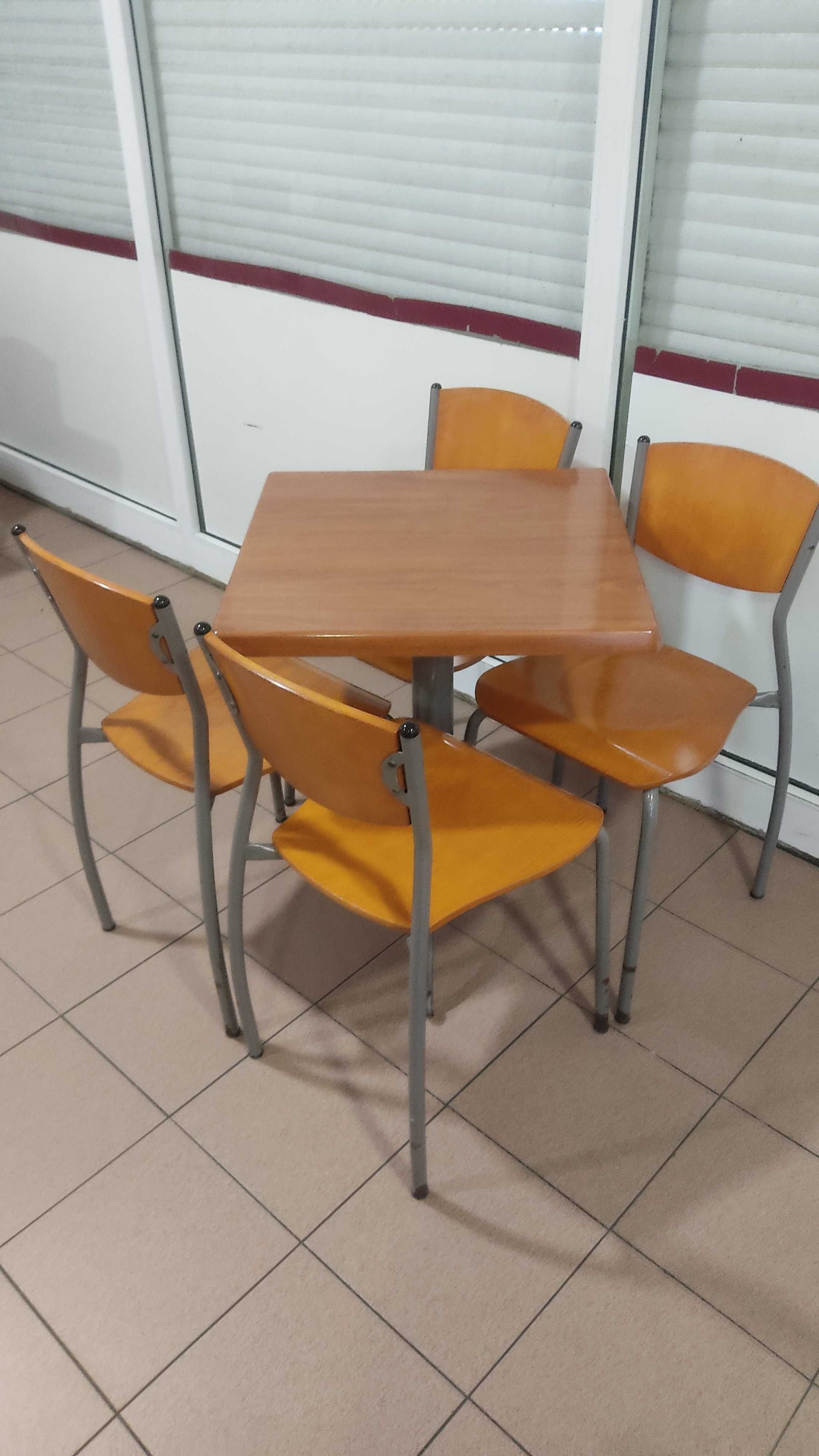 Mesas e Cadeiras para café