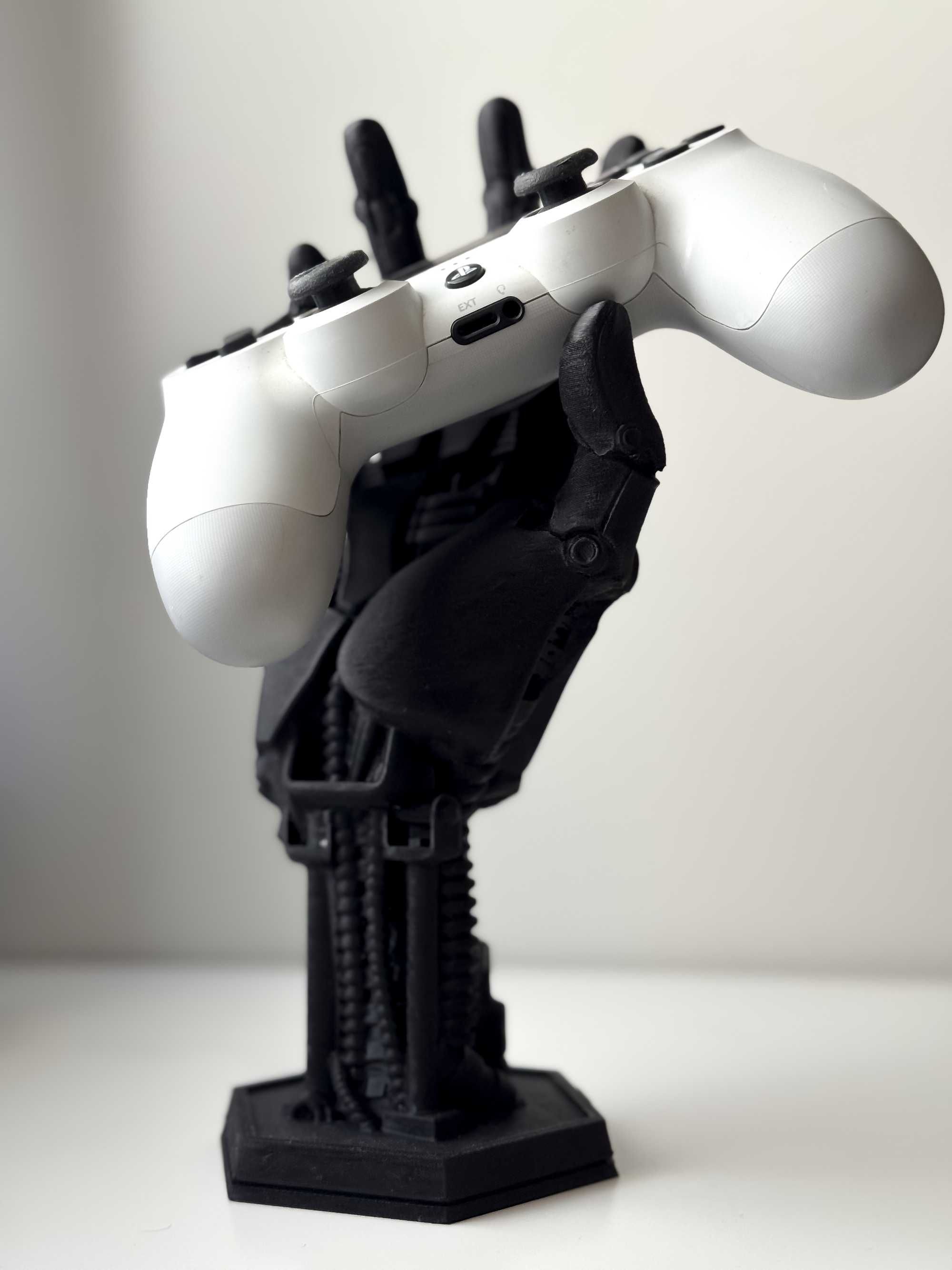 Suporte Gamer em Forma de Mão Robótica