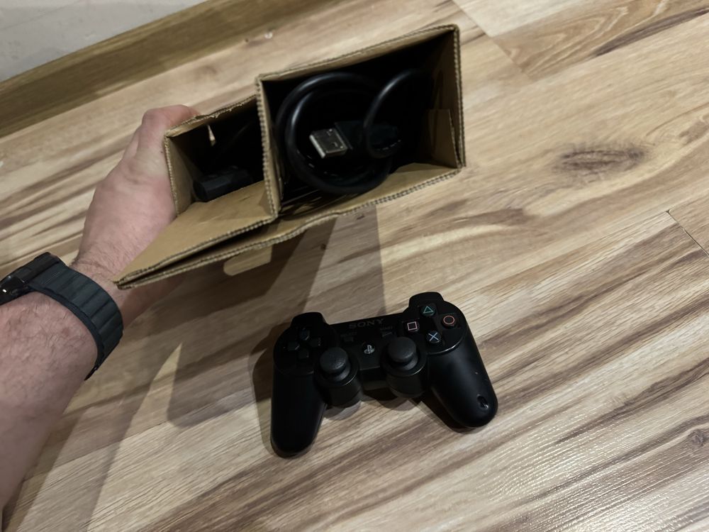 Konsola Playstation 3 z kartonem i papierami