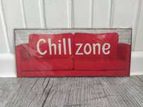 Metalowy szyld tabliczka obrazek z czerwoną kanapą Chill zone 13x30cm