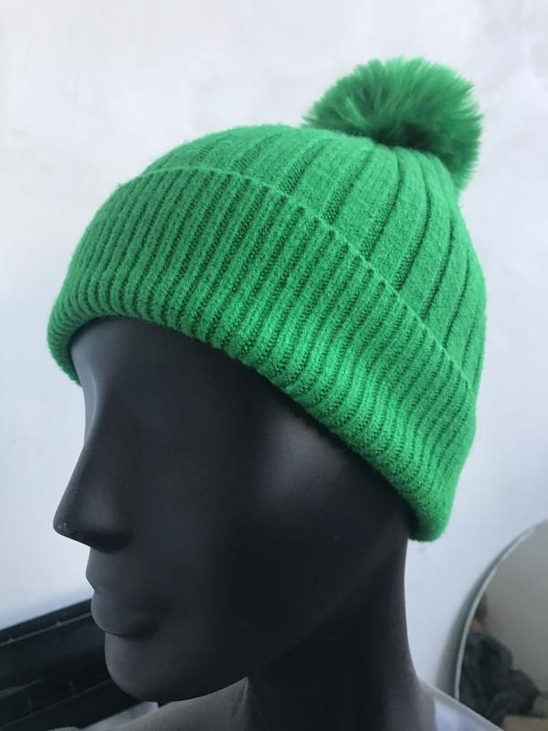 Зеленая стильная шапка с балабоном зелена шапка