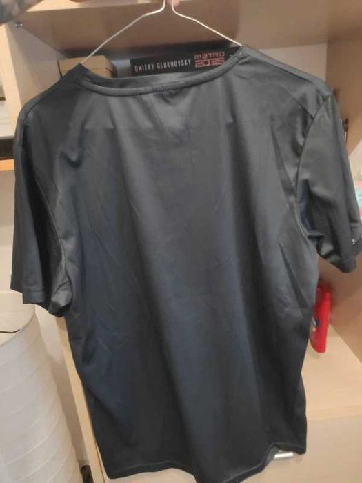 Koszuka z podobizną jokera. Rozm. M.