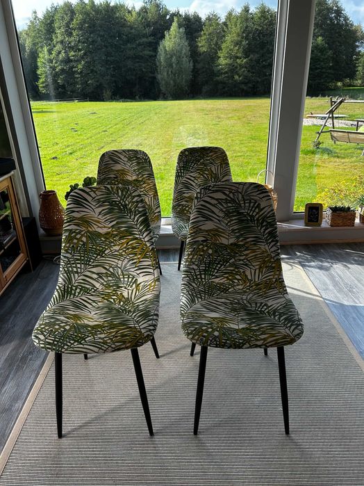 Sprzedam zestaw czterech krzeseł w atrakcyjnej cenie.