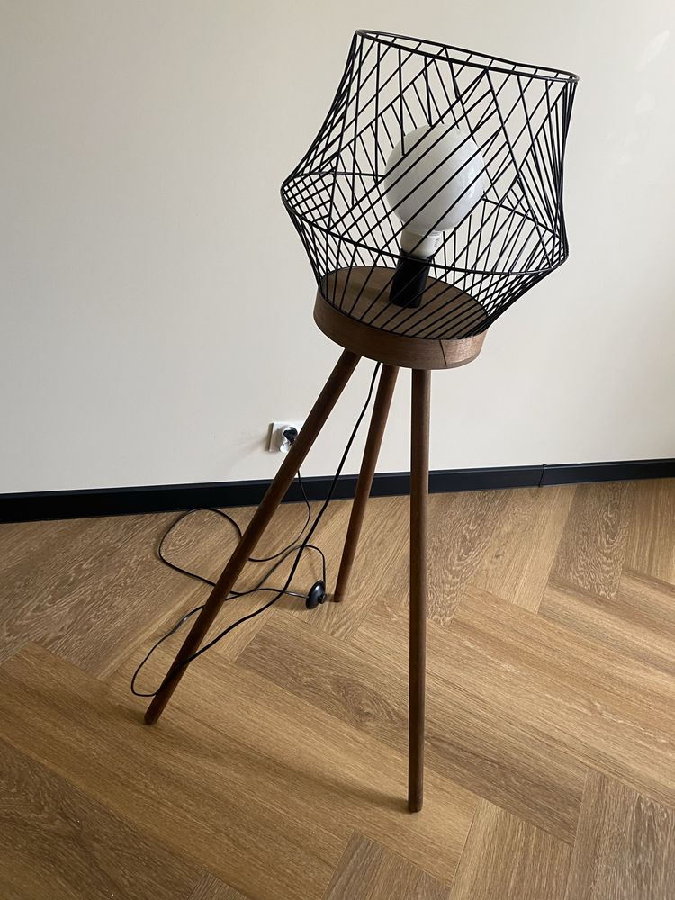 Lampa podłogowa Kanel czarna z drewnem E27 Inspire
