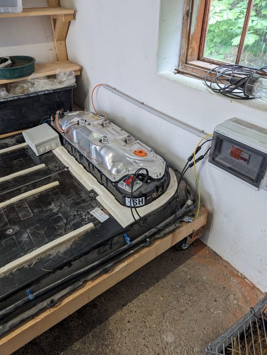 Монтаж батарей для Вашої СЕС чи резервного/безперебійного живлення