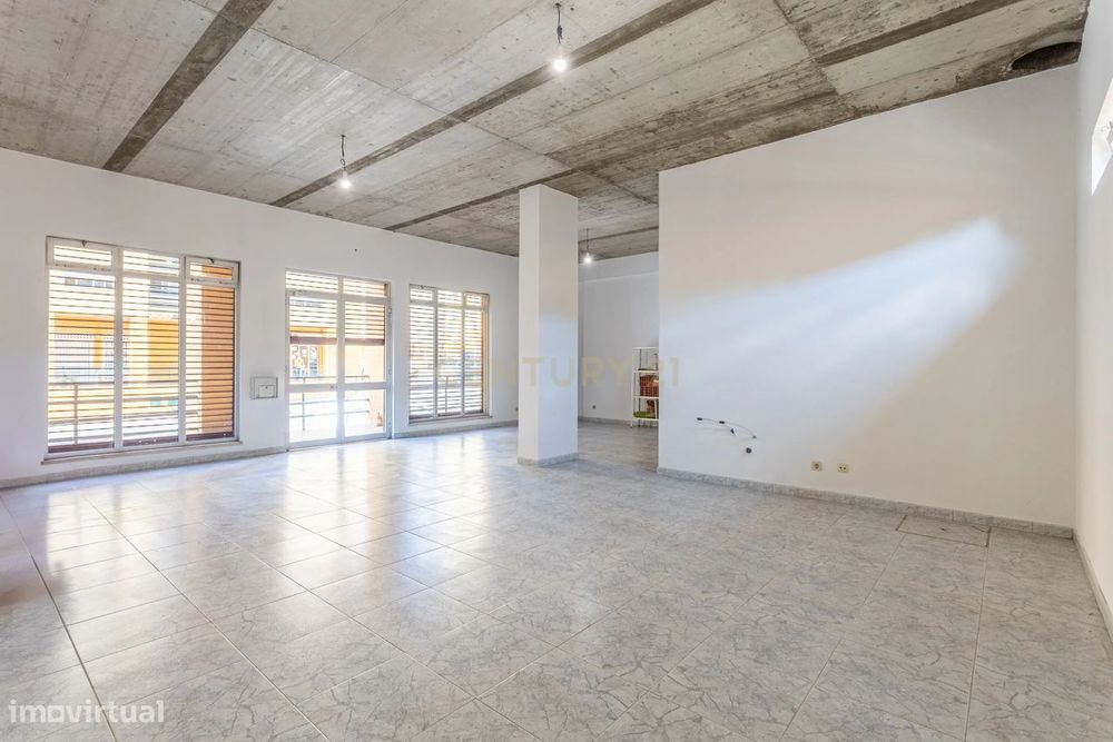 Loja/Espaço Comercial com Saída de Fumo Totalmente Remodelado em Apela