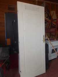 prawe białe drzwi do łazienki z klamką i zamkiem 81 x 203 cm transport