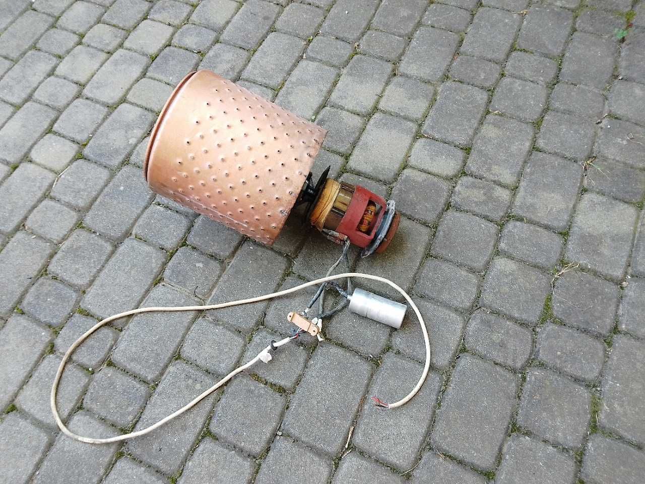 Silnik elektryczny starej wirówki Bauknecht z bębnem