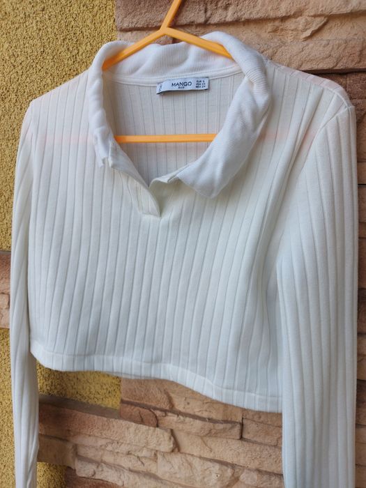 Krótka biała bluzka crop top z długim rękawem i kołnierzykiem