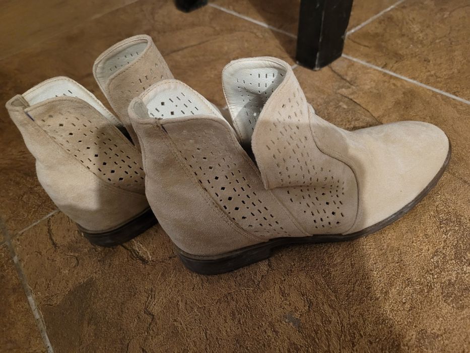 Botki damskie  koturn 39 jak nowe beżowe