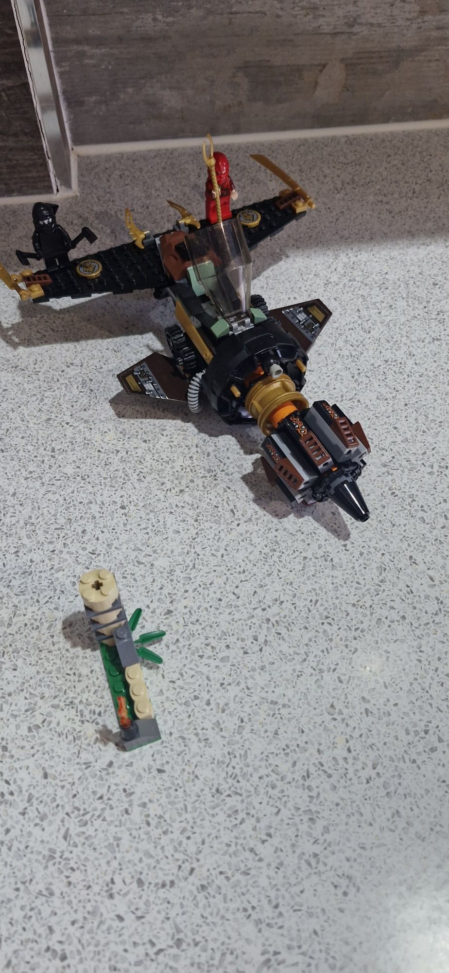Lego Ninjago zestaw 70747 z dwoma ludzikami