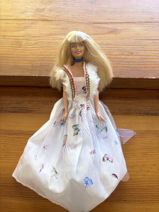 Barbie loira vintage com vestido bordado de borboletas