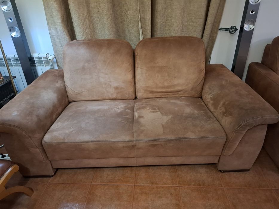 Sofa e cadeirões  cor camel.