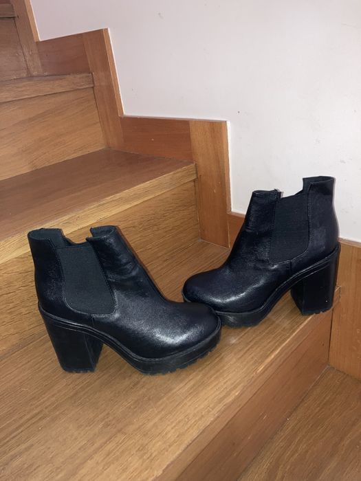 Botins pretos compensados