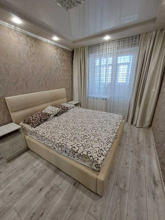 Кровать с матрасом, 2 тумбы, пуфик