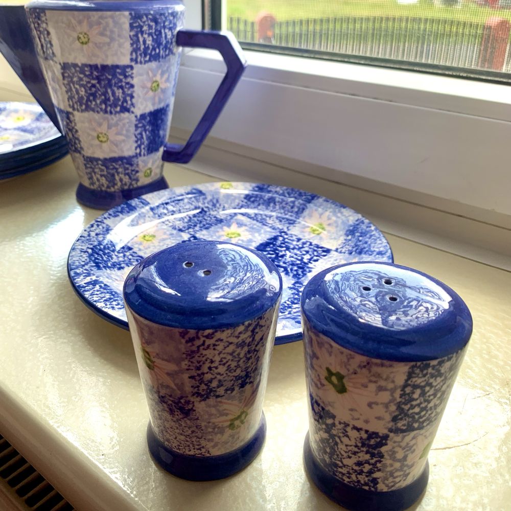Dzbanek, 4 talerze, pojemniki na sól i pieprz z porcelany