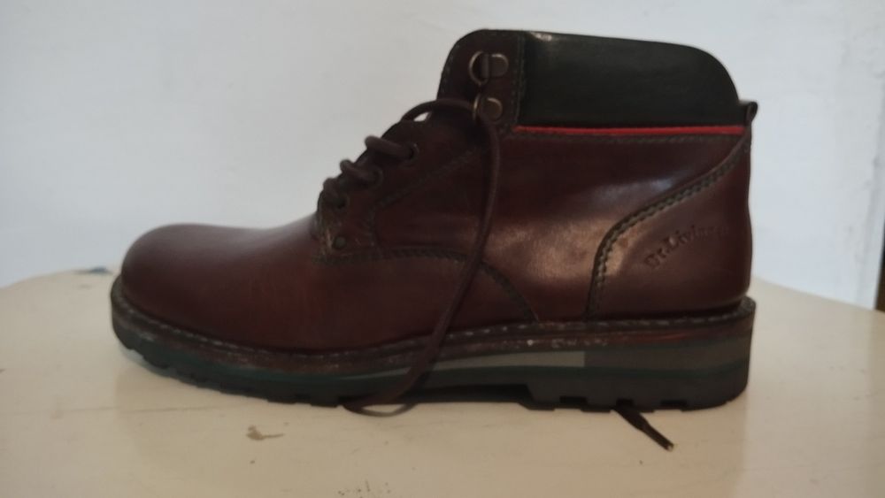 Botas em pele muito resistente